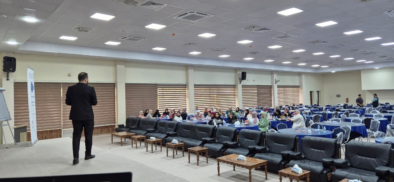 مدرب يقدم جلسة حضورية لمجموعة من المشاركين